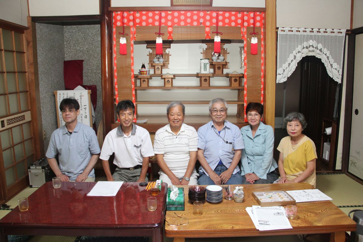 写真は左より、原田さん、土森さん、内田勝さん、大津さん、重松さん、内田和子さん